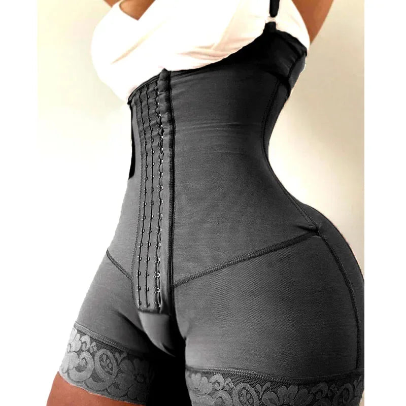 Người mặc áo nịt bụng màu đen, thiết kế ôm sát, ren viền ở trên quần short.
