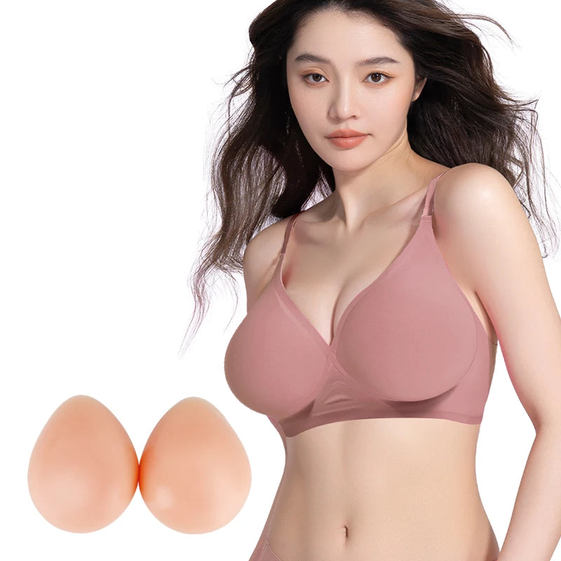 Một người mặc áo ngực màu hồng, tóc đen dài. Bên cạnh là hai miếng lót màu da.