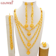Bộ trang sức vàng gồm dây chuyền, vòng tay, hoa tai, nhẫn với thiết kế xích và hình nón nổi bật.