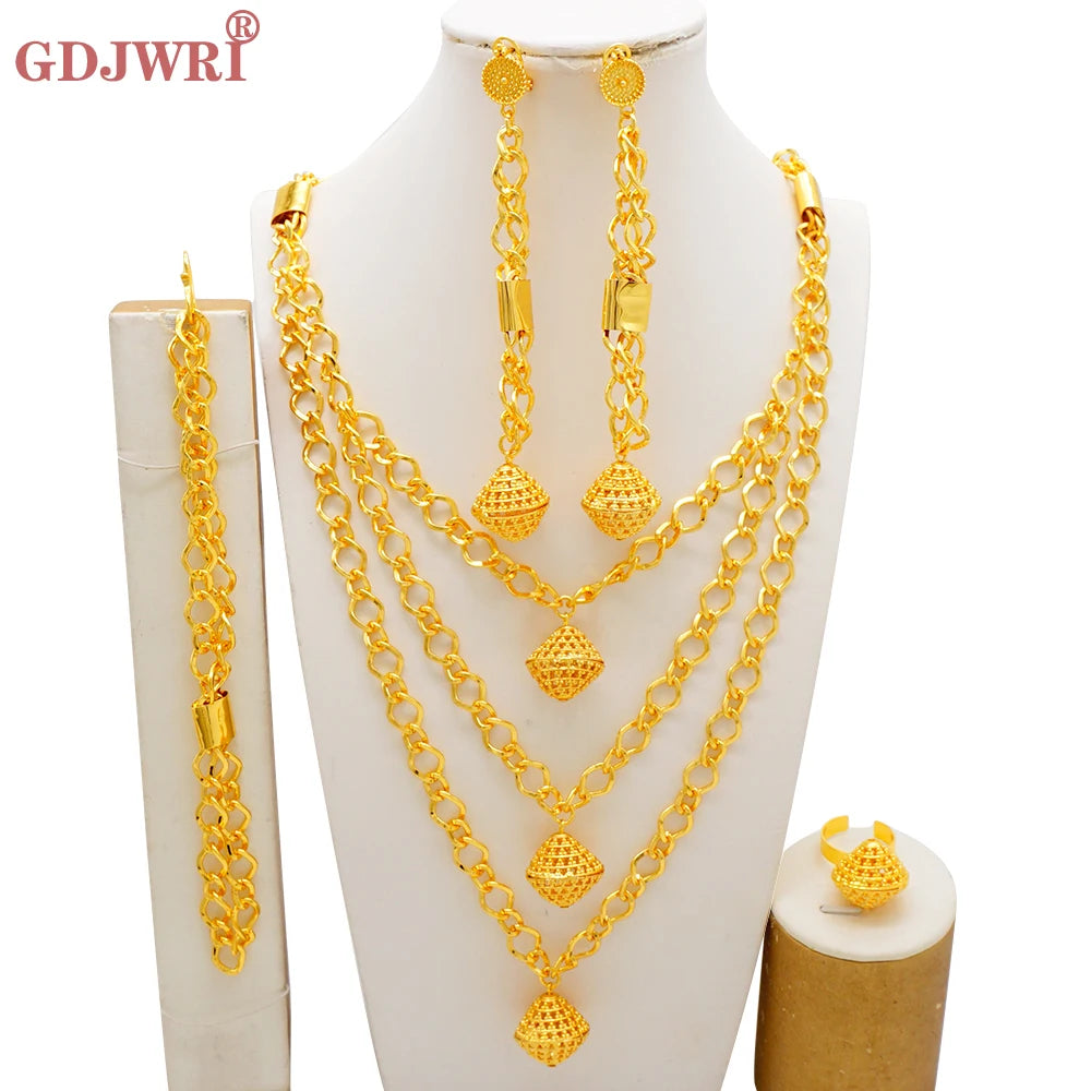 Bộ trang sức vàng gồm dây chuyền, vòng tay, hoa tai, nhẫn với thiết kế xích và hình nón nổi bật.