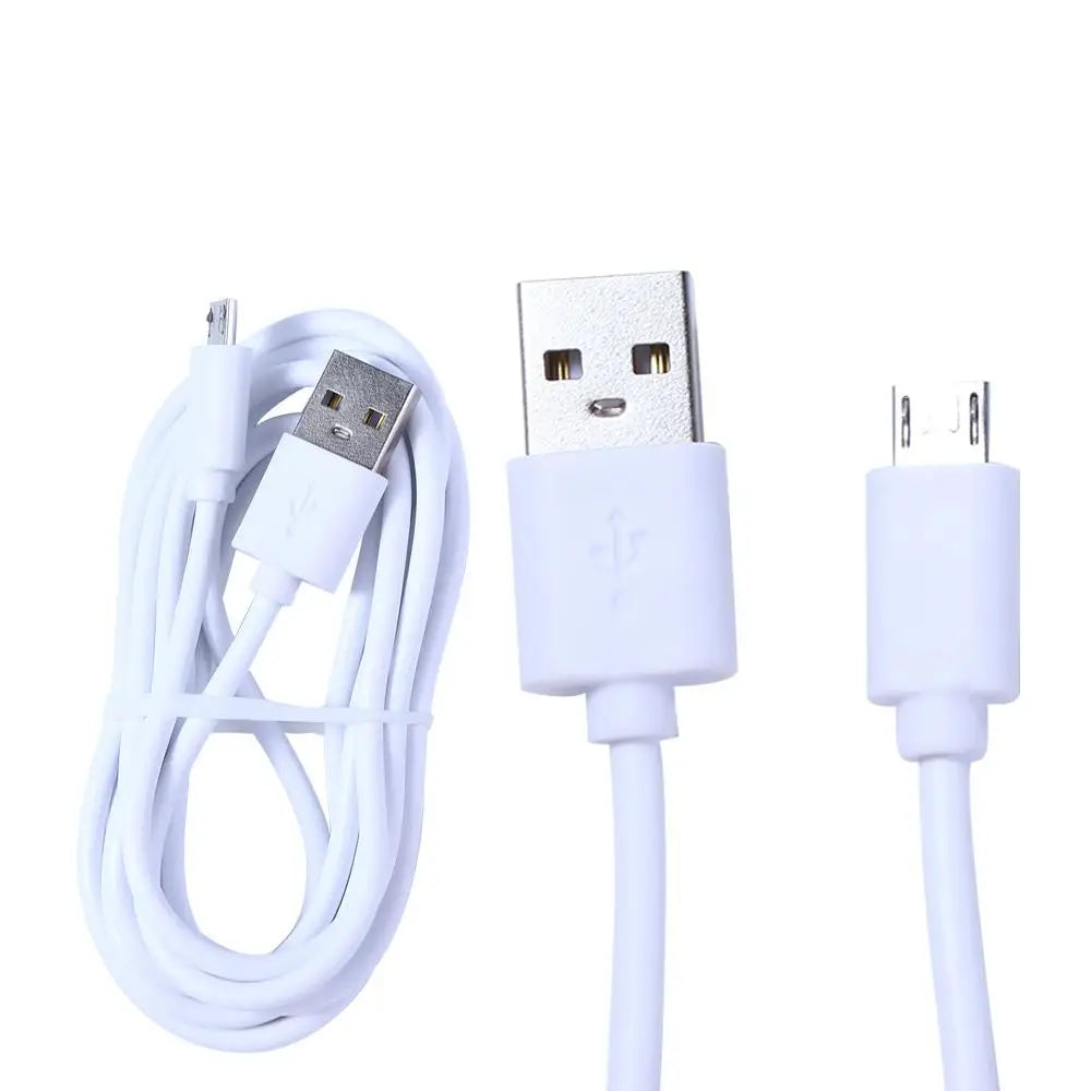 Dây cáp USB trắng với đầu nối USB và micro USB, có một dây được cuộn gọn gàng.