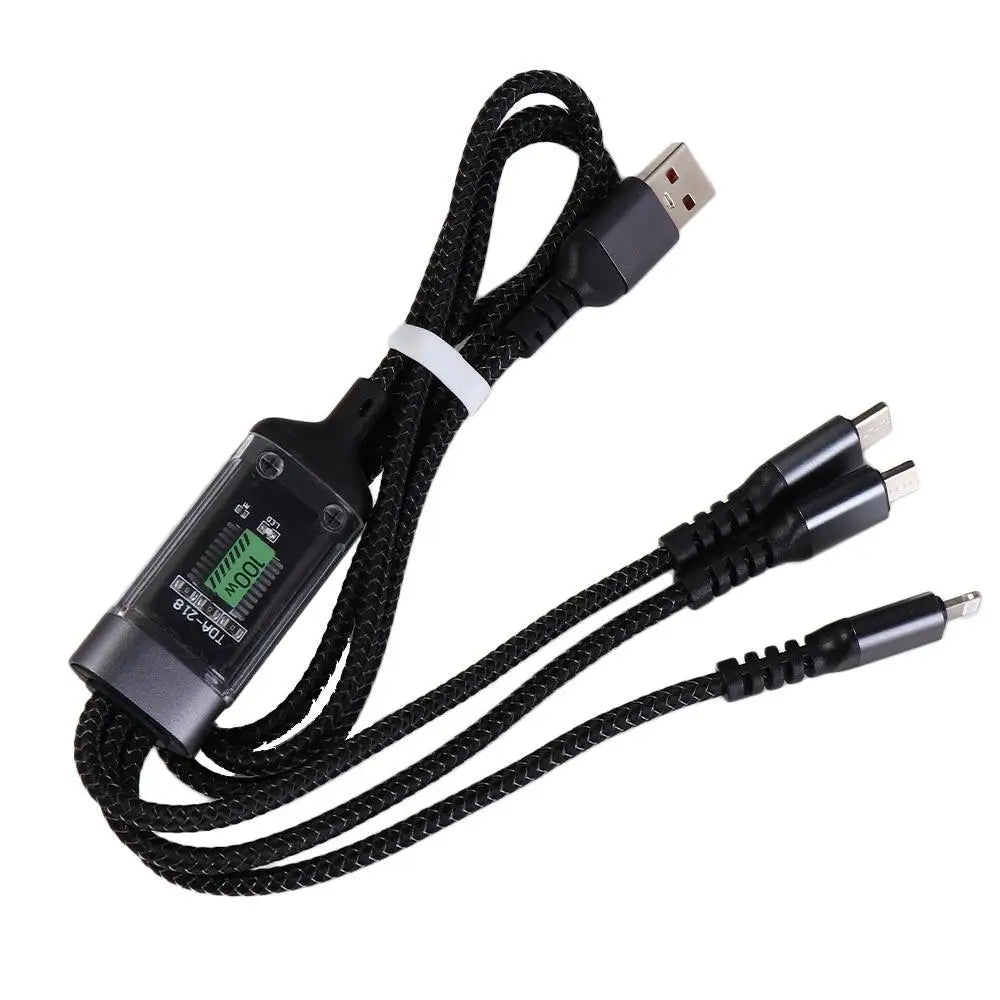 Cáp sạc USB đen bện chắc chắn, có ba đầu nối khác nhau và màn hình hiển thị công suất.
