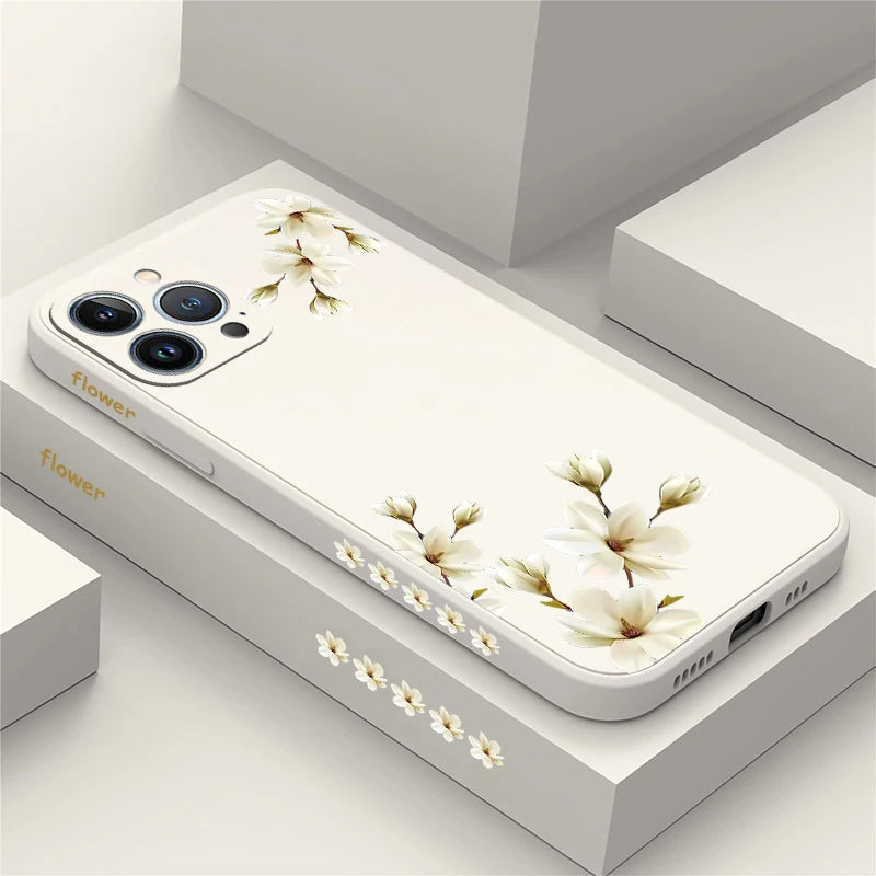 Ốp lưng điện thoại màu kem có họa tiết hoa trắng, ba camera phía sau.
