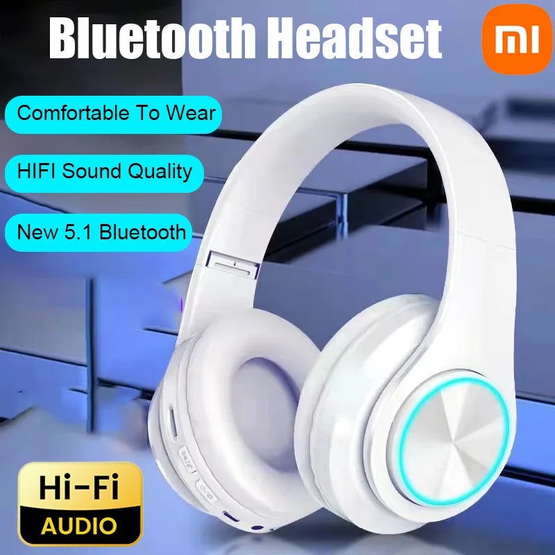 Tai nghe Bluetooth màu trắng với ánh sáng xanh, nền xanh, chữ nổi bật.