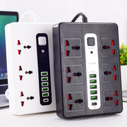 Ổ cắm điện màu trắng và đen, nhiều lỗ cắm và cổng USB màu xanh lá.