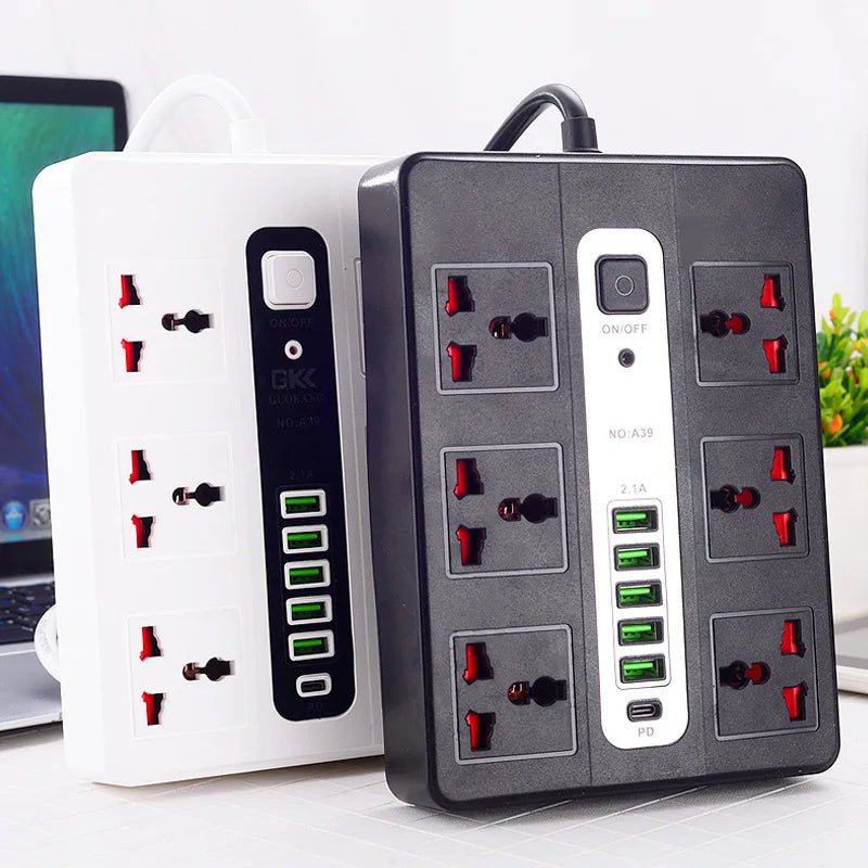 Ổ cắm điện màu trắng và đen, nhiều lỗ cắm và cổng USB màu xanh lá.
