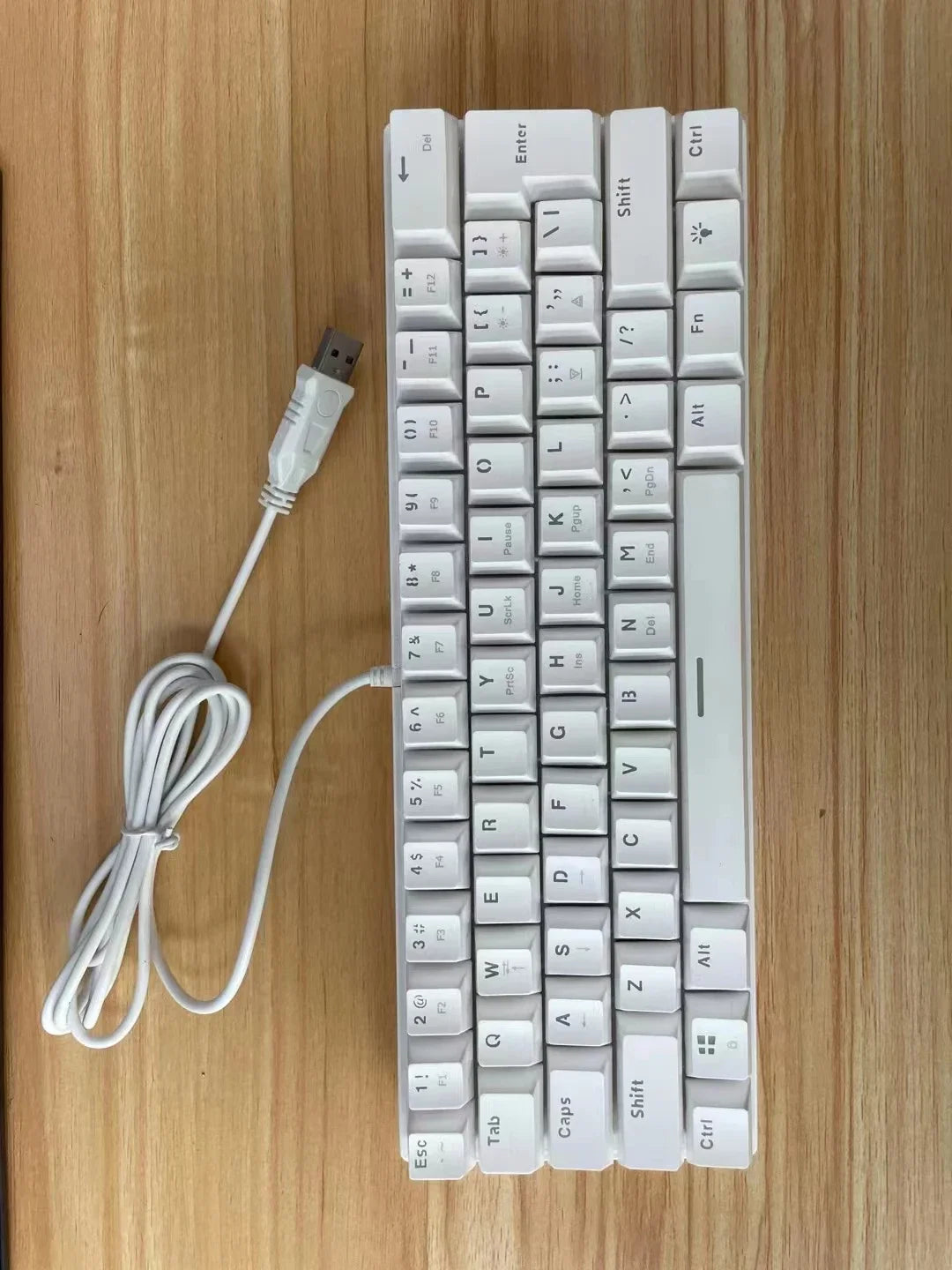 Bàn phím cơ 61 phím RGB Ergonomic cho game thủ - Daisan Mart