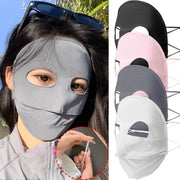 Người đeo mặt nạ vải màu xám có lỗ cho mắt, với kính râm trên đầu. Bên cạnh là bốn mặt nạ khác.