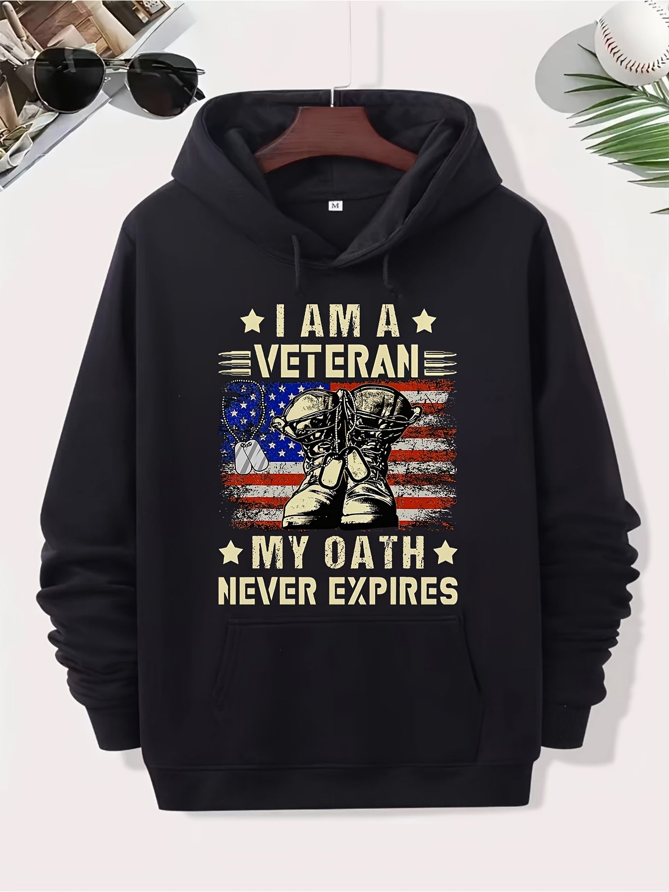 Áo hoodie đen với họa tiết quốc kỳ Mỹ, giày lính và dòng chữ "I AM A VETERAN".