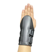 Tay đeo nẹp cổ tay màu đen, có hai dây đai, nền trắng.