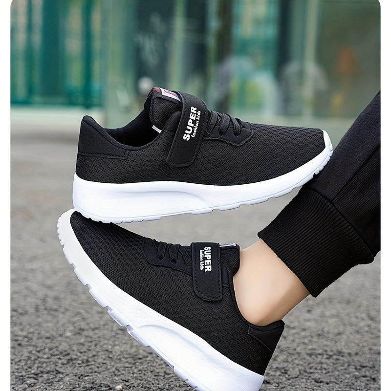 男童鞋，採用透氣網布、輕盈且富有動感的鞋底