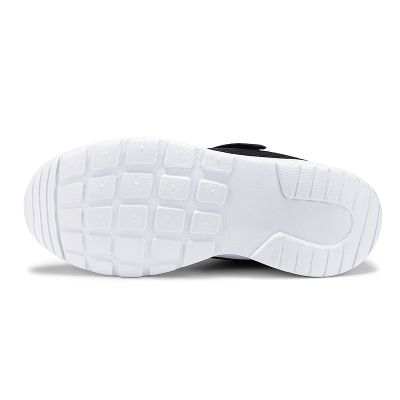 男童鞋，採用透氣網布、輕盈且富有動感的鞋底