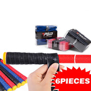 Bộ bọc cán gậy golf nhiều màu, có 6 chiếc, màu đỏ, đen, xanh lam. Một tay đang quấn bọc đen.