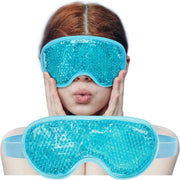 Người đeo mặt nạ gel màu xanh dương, tay ôm má, nền trắng.