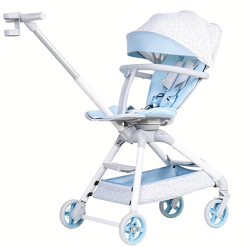 Xe đẩy trẻ em màu xanh nhạt và trắng, có mái che đốm, bánh xe xanh, tay cầm dài.