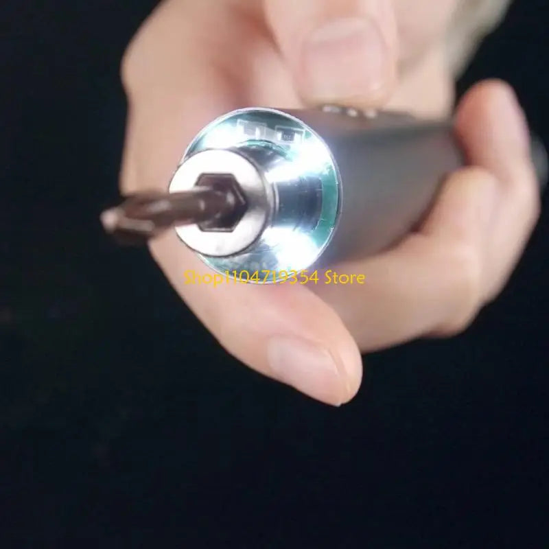 Cận cảnh đầu tua vít điện với ánh sáng LED, tay cầm màu bạc và nền đen.