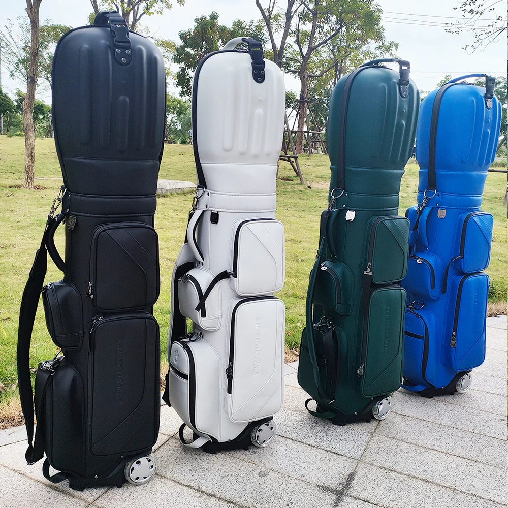 Bốn túi golf màu đen, trắng, xanh lá, xanh dương đứng trên vỉa hè, phía sau là cỏ xanh và cây cối.