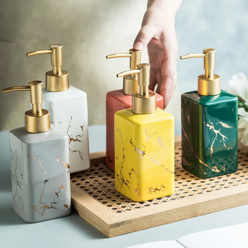 Bốn chai màu đỏ, vàng, xanh, trắng trên khay gỗ, thiết kế vân đá, vòi bơm vàng.