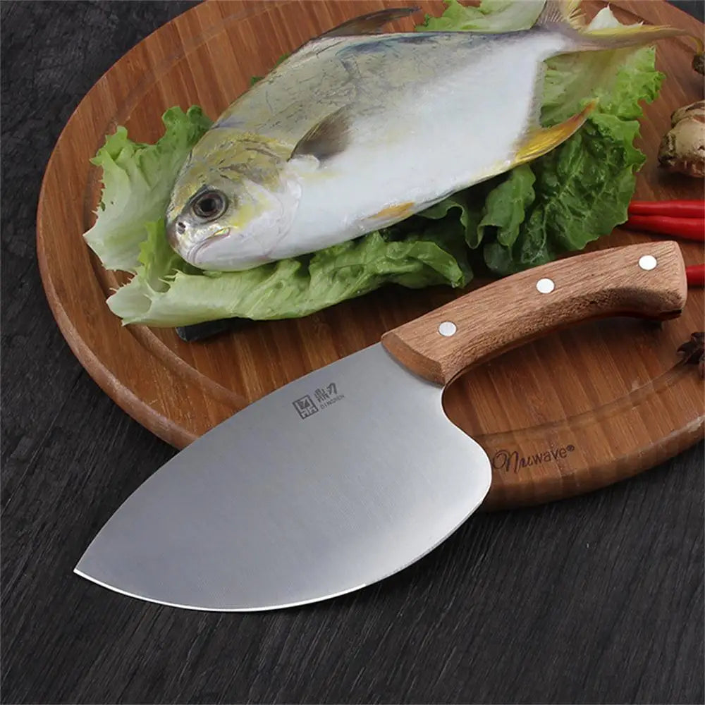 Cá đặt trên đĩa gỗ, rau xà lách xanh, dao lớn cán gỗ nằm bên cạnh.