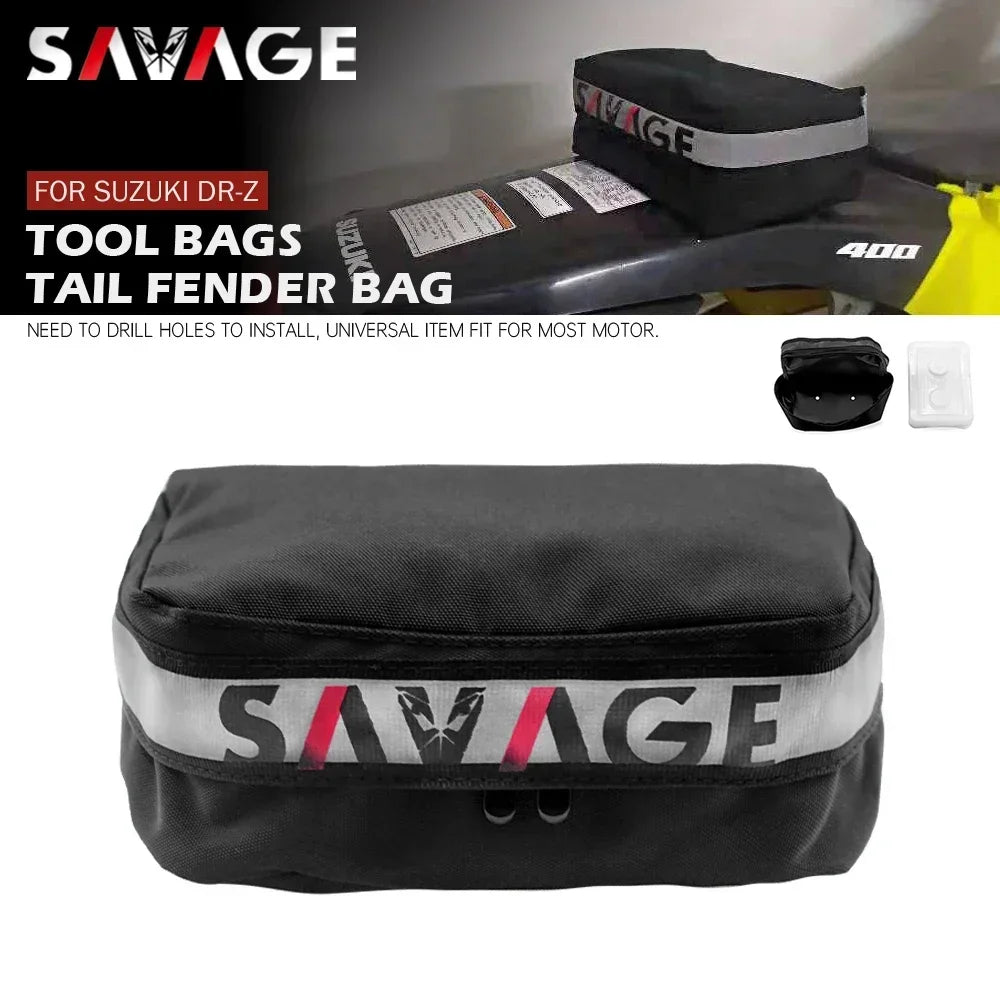 Túi công cụ đen, chữ "SAVAGE" trắng đỏ, dành cho Suzuki DR-Z, lắp đặt trên xe máy.
