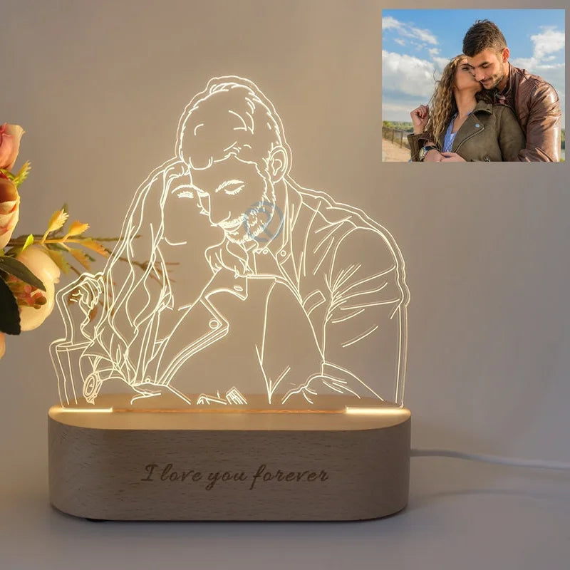 Đèn khắc hình đôi tình nhân ôm nhau, phát sáng trên đế gỗ khắc chữ "I love you forever".