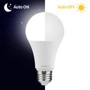 Bóng đèn LED trắng chia đôi nền đêm và ngày, chữ Auto ON và Auto OFF.