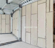 Tường thạch cao màu be, khung kim loại, sàn trắng, trần kim loại màu xám.