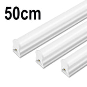 Ba đèn LED dài màu trắng, mỗi đèn dài 50cm, đặt song song trên nền trắng.