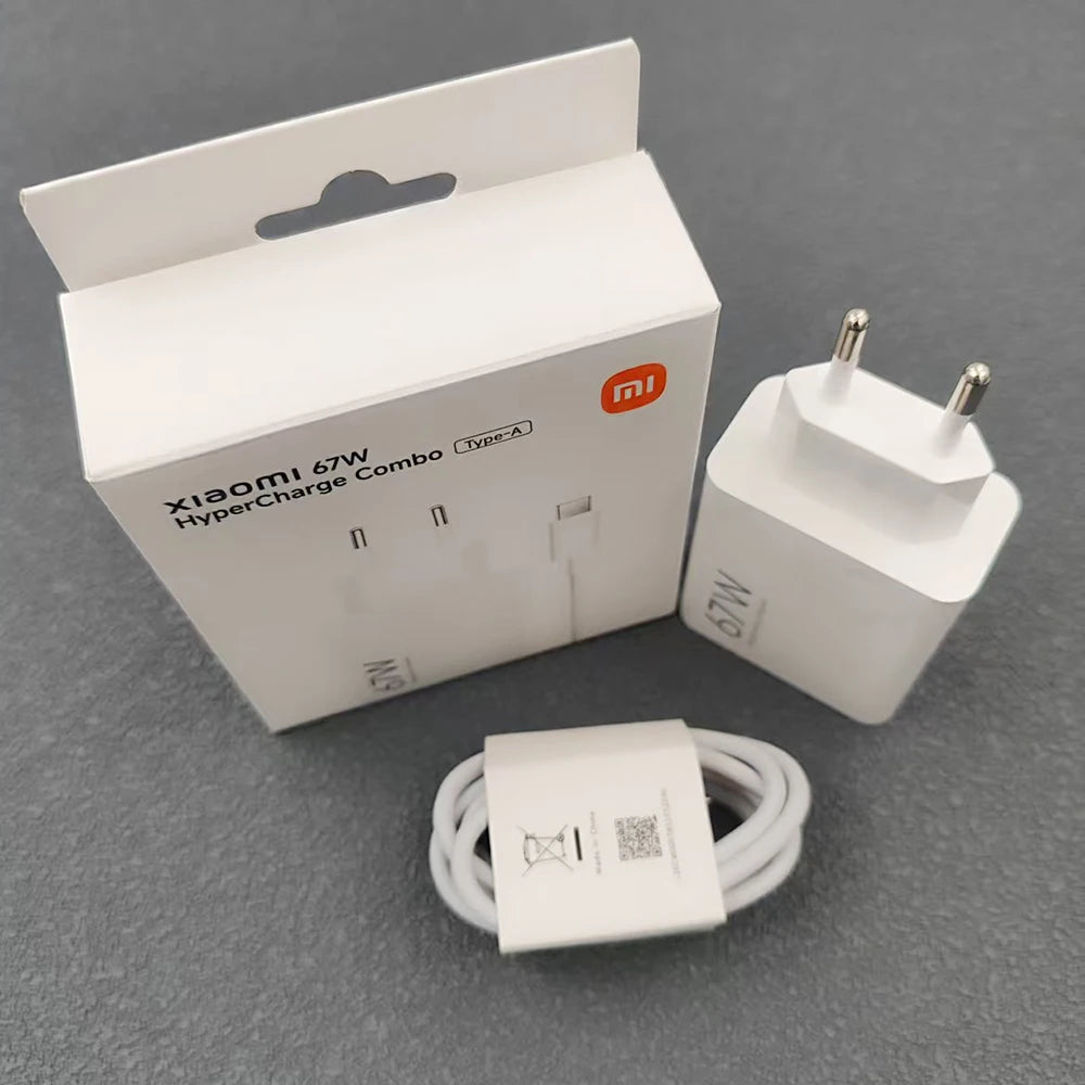 Hộp sạc Xiaomi 67W trắng, kèm củ sạc và cáp cuộn tròn trên nền xám.