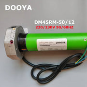 Động cơ hình ống màu xanh lá, có nhãn trắng, nền xám, chữ "DOOYA" và thông số kỹ thuật.