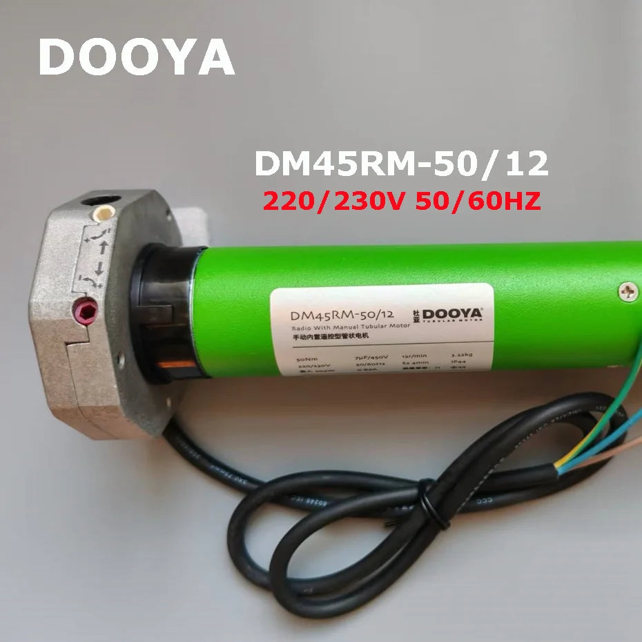 Động cơ hình ống màu xanh lá, có nhãn trắng, nền xám, chữ "DOOYA" và thông số kỹ thuật.