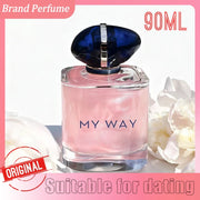 Chai nước hoa hồng nhạt 90ml, nắp xanh đậm, chữ "MY WAY", hoa trắng xung quanh.