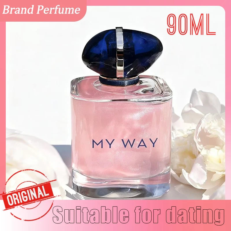 Chai nước hoa hồng nhạt 90ml, nắp xanh đậm, chữ "MY WAY", hoa trắng xung quanh.