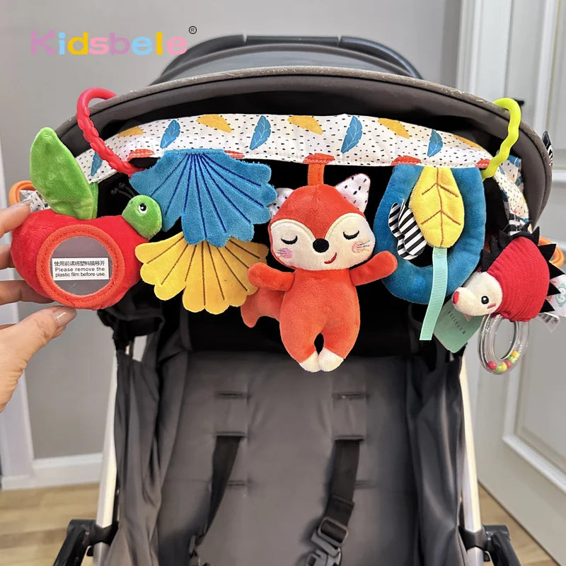 Đồ chơi treo xe đẩy với thú bông màu đỏ, xanh, vàng, xanh dương và họa tiết lá.
