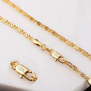Dây chuyền vàng 18K, mắt xích nhỏ, khóa cài ghi "18K" trên nền trắng.