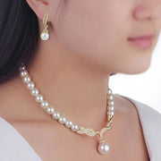 Người phụ nữ đeo vòng cổ ngọc trai và bông tai ngọc trai, nền trắng.