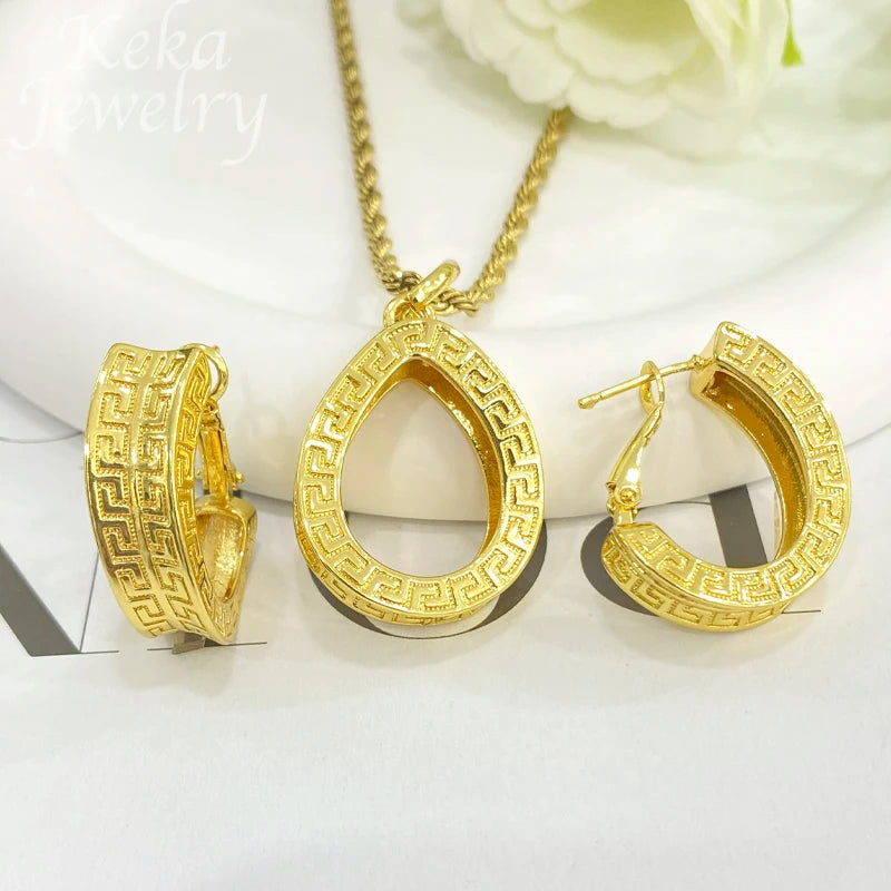 Bộ trang sức vàng, gồm dây chuyền mặt giọt nước và đôi bông tai họa tiết viền cổ điển.