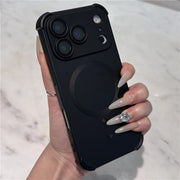 Người cầm điện thoại có ốp lưng đen, ba camera, móng tay dài màu nude trên nền trắng.
