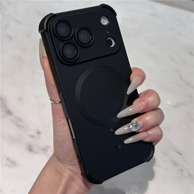 Tay cầm ốp lưng màu đen với ba camera lớn, trên nền đá cẩm thạch trắng.
