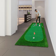 Người đang đánh golf trên thảm cỏ xanh trong hành lang sáng, có cờ đỏ và lỗ golf.