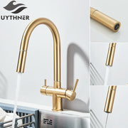 Vòi nước màu vàng đồng, thiết kế cong, có tay gạt, nước chảy từ đầu vòi xuống bồn.