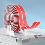 Cuộn băng keo trong suốt và đỏ trên nền xanh, đặt trên bề mặt trắng.