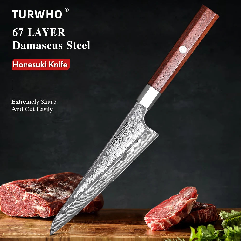 Dao thép Damascus 67 lớp, cán gỗ nâu; cắt thịt sống trên thớt gỗ.