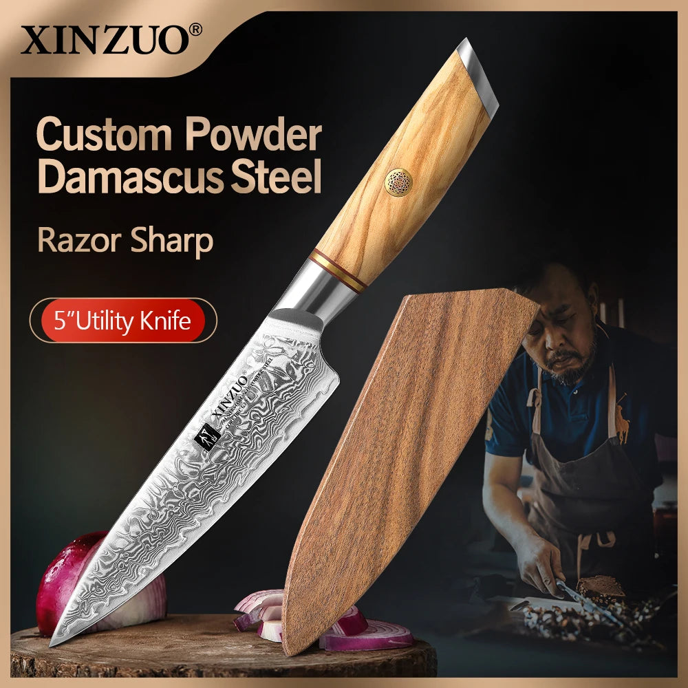 Dao Damascus 5 inch, cán gỗ, lưỡi hoa văn, cạnh người đàn ông đang thái thực phẩm.
