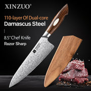 Dao bếp thép Damascus 8.5 inch, cán gỗ nâu, lưỡi dao có họa tiết, cạnh miếng thịt sống.