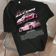 Áo thun đen in hình hai xe đua màu hồng, dòng chữ "Berry Racing", đặt trên ghế kim loại.