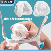 Đệm mũi Airfit N20 màu trắng, nền xanh, có người tay cầm sản phẩm.