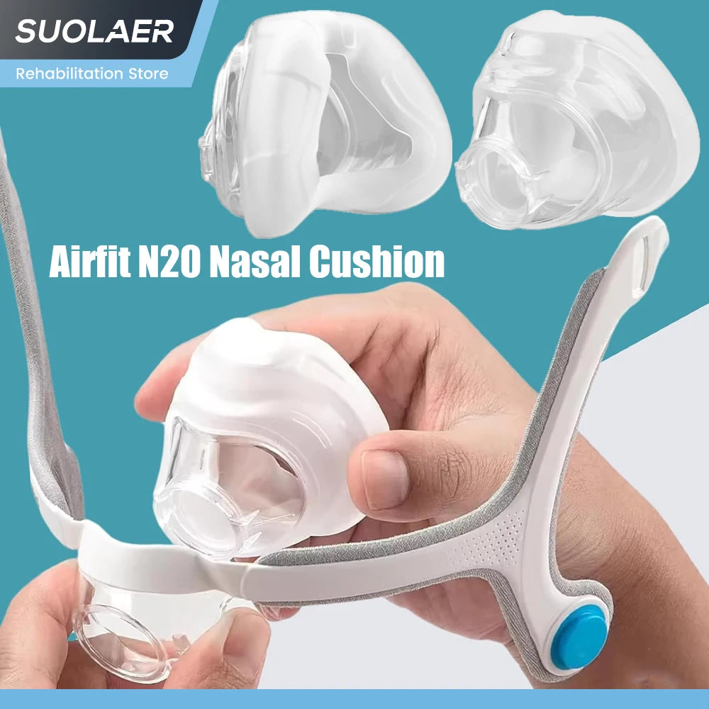 Đệm mũi Airfit N20 màu trắng, nền xanh, có người tay cầm sản phẩm.