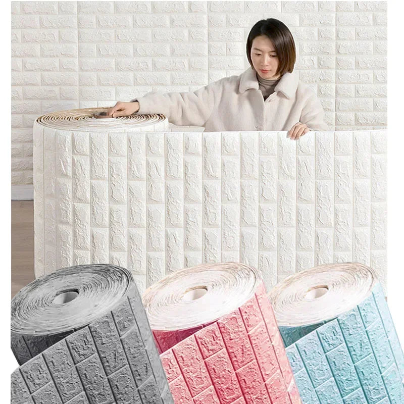 Người phụ nữ cầm cuộn giấy dán tường họa tiết gạch màu trắng, bên dưới là ba cuộn xám, hồng, xanh.