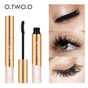 Mascara vàng O.TWO.O với cọ đen, ảnh minh họa mi cong, mắt mở và nhắm.